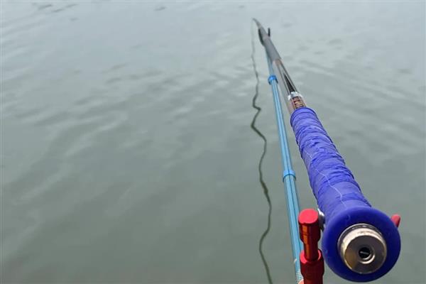 钓鱼竿怎么选择,可根据材质、参数和调性来选择