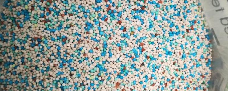 鉴别真假缓控释肥的方法，外膜一般有颜色而且在水中不会掉色