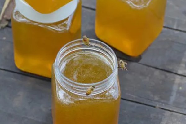 蜂蜜怎么鉴别真假,可根据气味和颜色来辨别