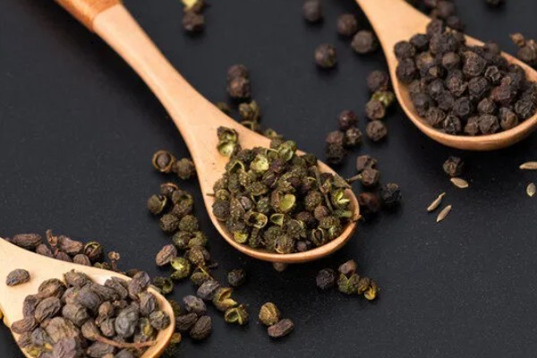 胡椒木叶子发黄掉落怎么处理,需增加光照