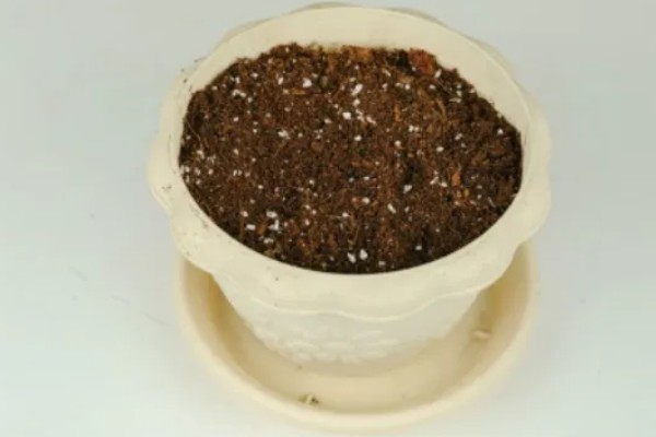 无公害蔬菜沼肥的施用注意事项，亩追肥量一次在1000-1500千克