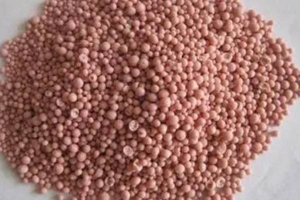 鉴别真假缓控释肥的方法,外膜一般有颜色而且在水中不会掉色