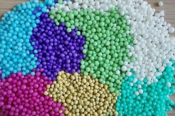 鉴别真假缓控释肥的方法,外膜一般有颜色而且在水中不会掉色