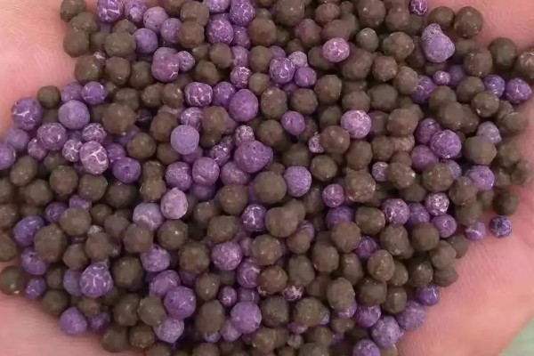 鉴别真假缓控释肥的方法,外膜一般有颜色而且在水中不会掉色