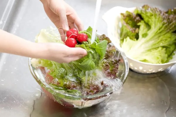 如何清除蔬菜上面的残留农药，以下6种方式均有效果