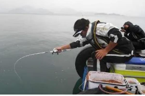 筏钓如何判断水深，挂重铅时鱼竿的弯曲度变小代表铅坠到底