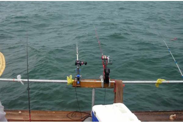 筏钓如何判断水深，挂重铅时鱼竿的弯曲度变小代表铅坠到底