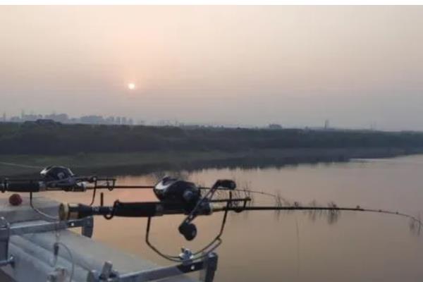 筏钓如何判断水深，挂重铅时鱼竿的弯曲度变小代表铅坠到底