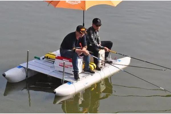 筏钓如何判断水深，挂重铅时鱼竿的弯曲度变小代表铅坠到底