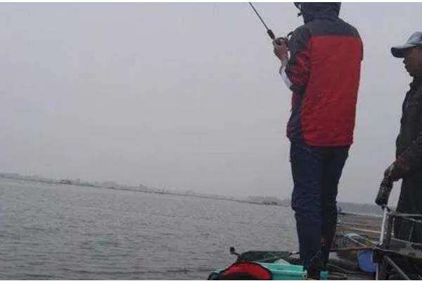 筏钓如何判断水深，挂重铅时鱼竿的弯曲度变小代表铅坠到底