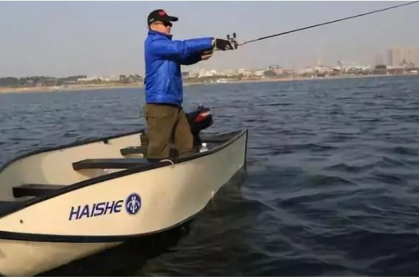 筏钓如何判断水深，挂重铅时鱼竿的弯曲度变小代表铅坠到底