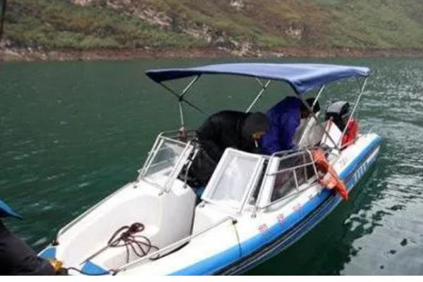 筏钓如何判断水深，挂重铅时鱼竿的弯曲度变小代表铅坠到底