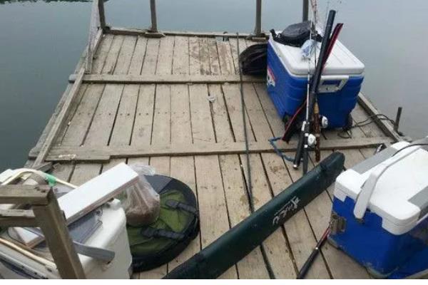 筏钓如何判断水深，挂重铅时鱼竿的弯曲度变小代表铅坠到底