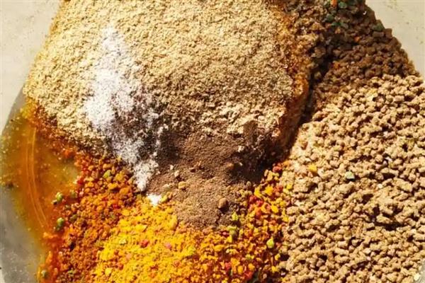 怎么配制专钓大鲫鱼的饵料,根据当前季节选择以下三个配方