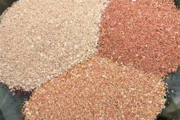 怎么配制专钓大鲫鱼的饵料,根据当前季节选择以下三个配方