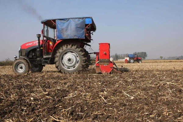 秸秆还田机的使用方法，玉米秸长度5厘米左右为宜