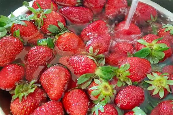 怎么洗草莓,用流通的清水冲洗