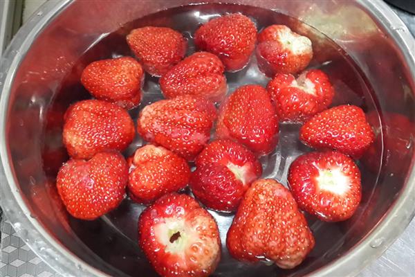 怎么洗草莓,用流通的清水冲洗