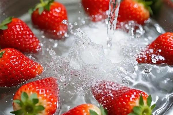 怎么洗草莓,用流通的清水冲洗