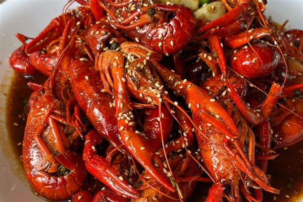 挑选优质小龙虾的方法,青色龙虾的肉质更鲜嫩