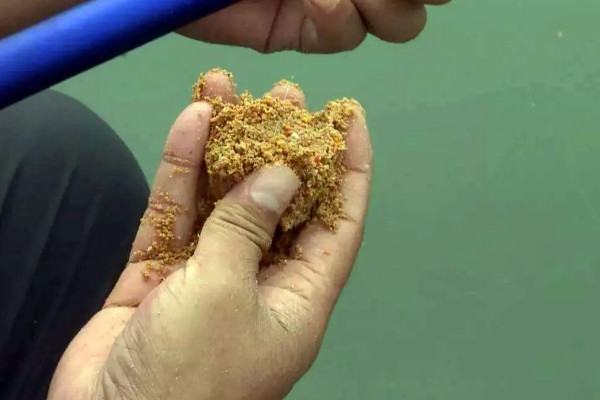 钓鱼要不要打窝,打窝对垂钓有促进效果