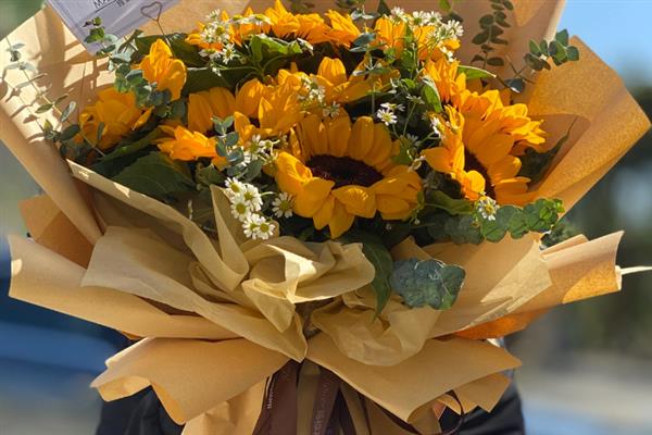 送老师送什么花合适，推荐向日葵、郁金香等