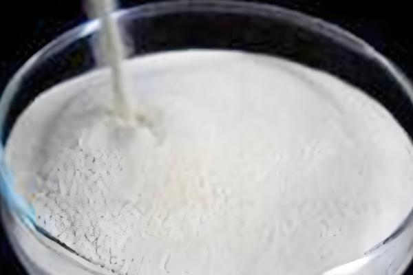 鸡有哪些饲料添加剂，常见的有维生素类添加剂、氨基酸类添加剂等