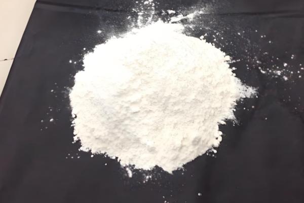 鸡有哪些饲料添加剂，常见的有维生素类添加剂、氨基酸类添加剂等