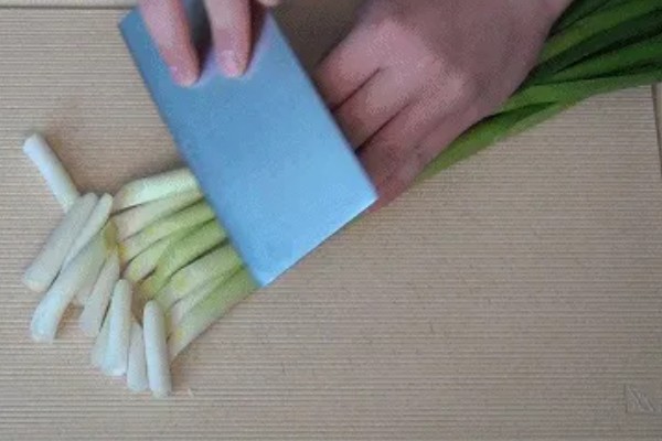 蒜苗的切法，从中间切断后放在一起切