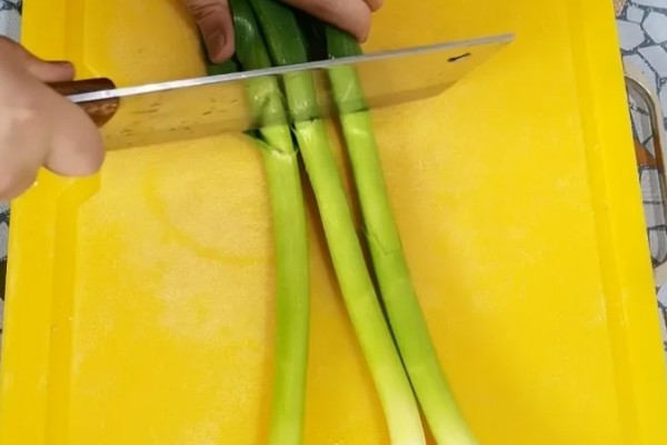 蒜苗的切法，从中间切断后放在一起切