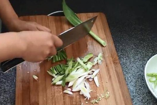 蒜苗的切法，从中间切断后放在一起切