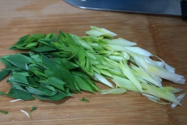 蒜苗的切法，从中间切断后放在一起切