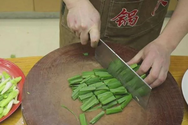 蒜苗的切法，从中间切断后放在一起切