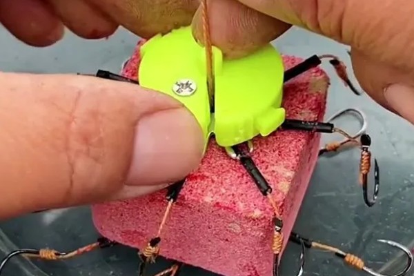 钓鱼翻板钩用哪种饵料，一般使用饼状饵料