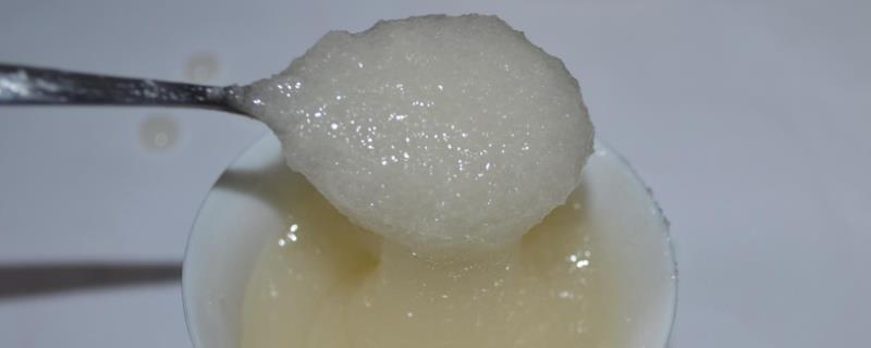 苕子蜜和百花蜜对比，苕子蜜的色泽可能略优于百花蜜