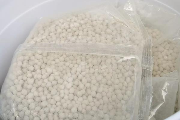 复合肥和有机肥的简介，前者属于复混肥料、后者是一种含碳物料