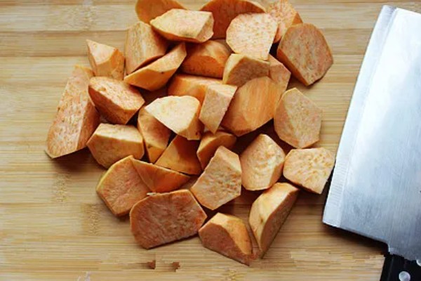 一个红薯要育多少苗，可以培育出两到三根红薯苗