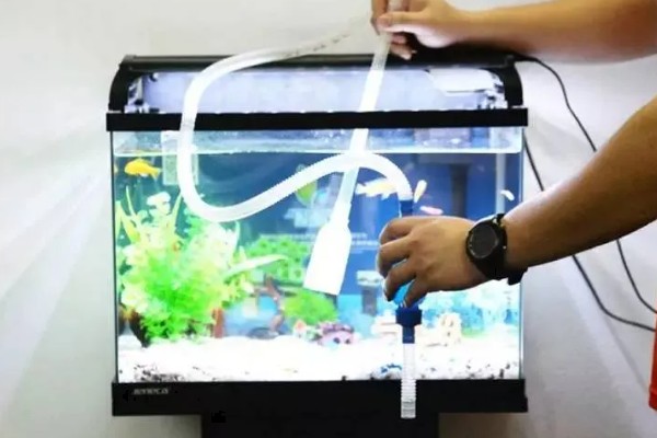 鱼缸下水慢上水快如何处理，下水口堵塞要疏通