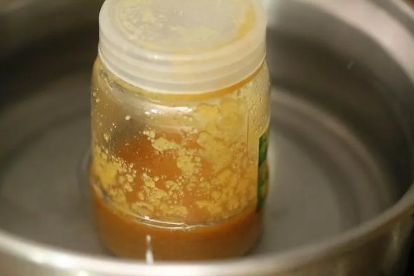 蜂蜜结晶了如何融化，最简单的就是隔水加热