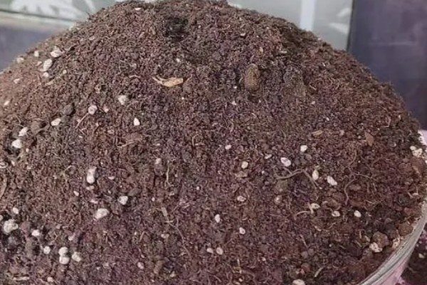 自然肥的原料，包括人畜粪便、作物秸秆等类型