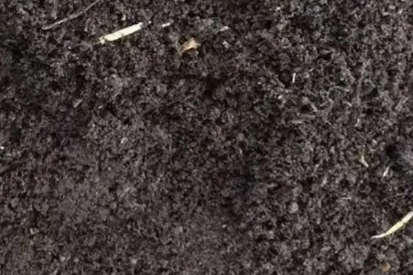 自然肥的原料，包括人畜粪便、作物秸秆等类型