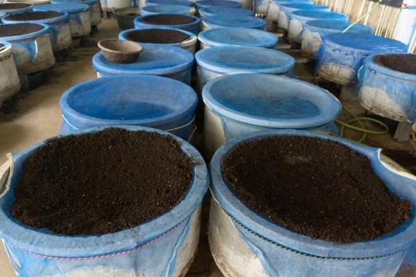 自然肥的原料，包括人畜粪便、作物秸秆等类型