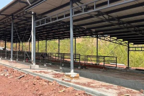 养牛大棚的搭建方法，用水泥和砖头建造外层围墙