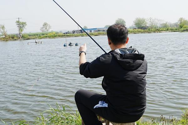 用蚯蚓钓鱼是不是钓浮，一般以钓底为主