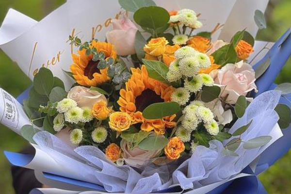 向日葵加小雏菊的花语是什么，寓意沉默的爱、追求爱情等