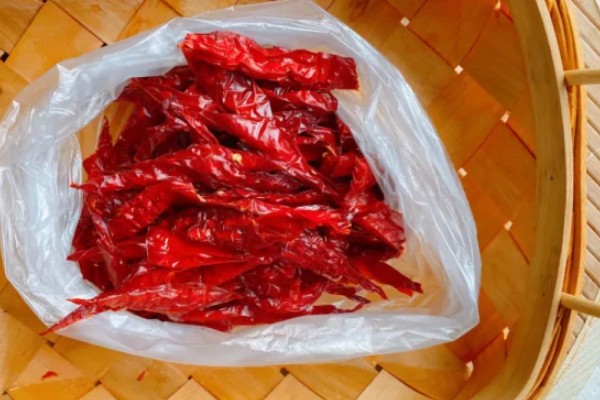 干辣椒要如何保存，注意一定要将袋口扎紧