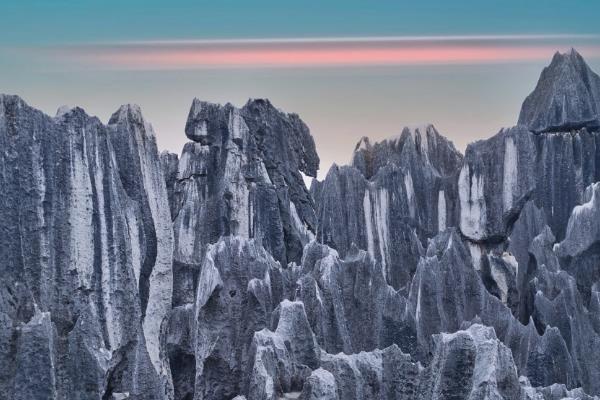 喀斯特地貌有哪些特点，在地下有溶洞、地下河与暗湖