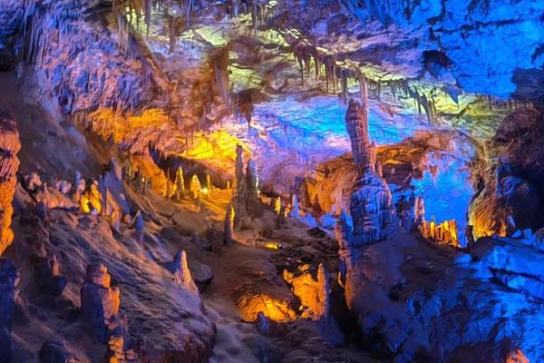 喀斯特地貌有哪些特点，在地下有溶洞、地下河与暗湖