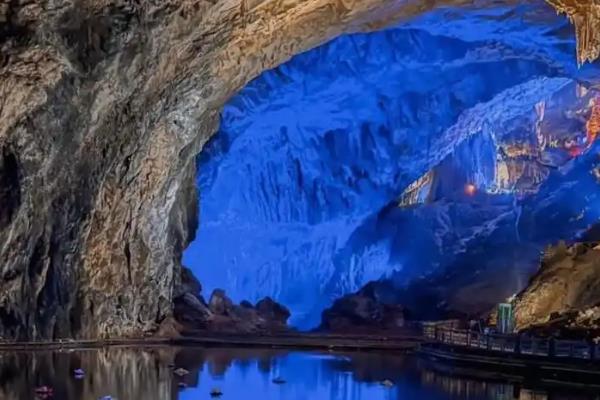 喀斯特地貌有哪些特点，在地下有溶洞、地下河与暗湖