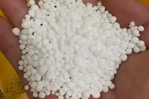 大颗粒尿素的优点，粉尘含量低且流动性好